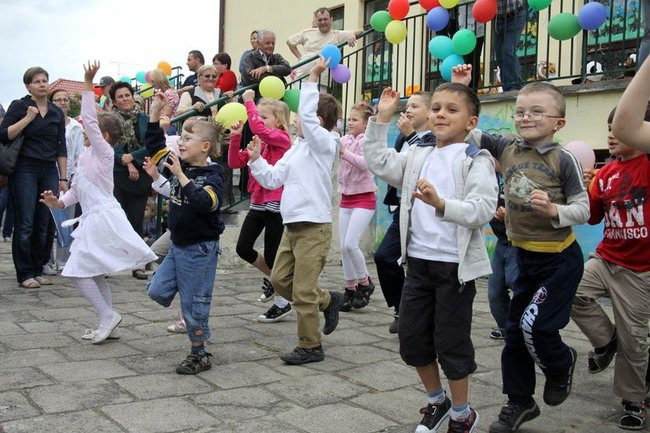 Wspólna zabawa rodziców i dzieci (zdjęcia)