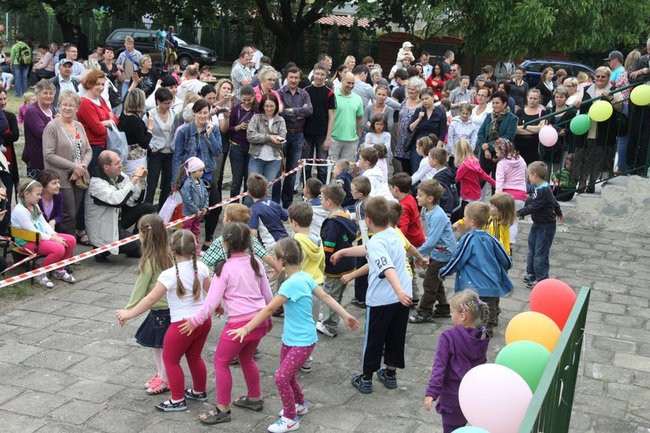 Wspólna zabawa rodziców i dzieci (zdjęcia)