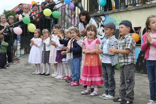 Wspólna zabawa rodziców i dzieci (zdjęcia)