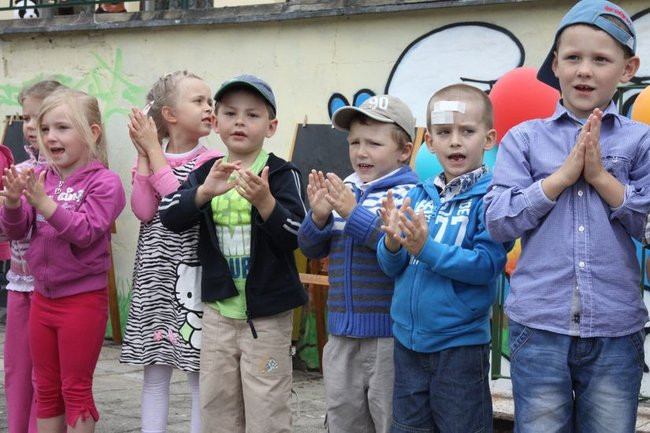 Wspólna zabawa rodziców i dzieci (zdjęcia)