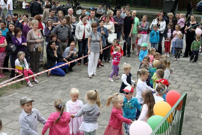 Wspólna zabawa rodziców i dzieci (zdjęcia)