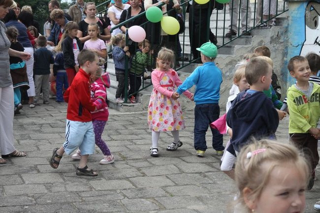 Wspólna zabawa rodziców i dzieci (zdjęcia)