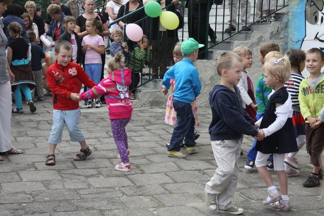 Wspólna zabawa rodziców i dzieci (zdjęcia)