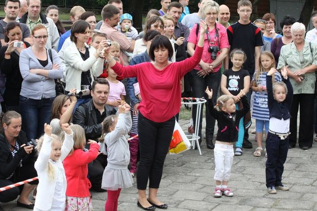 Wspólna zabawa rodziców i dzieci (zdjęcia)