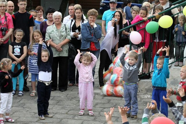 Wspólna zabawa rodziców i dzieci (zdjęcia)