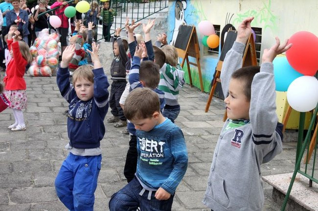 Wspólna zabawa rodziców i dzieci (zdjęcia)