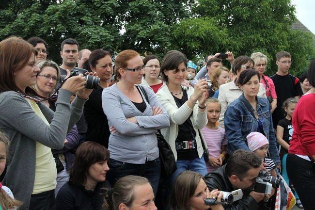 Wspólna zabawa rodziców i dzieci (zdjęcia)