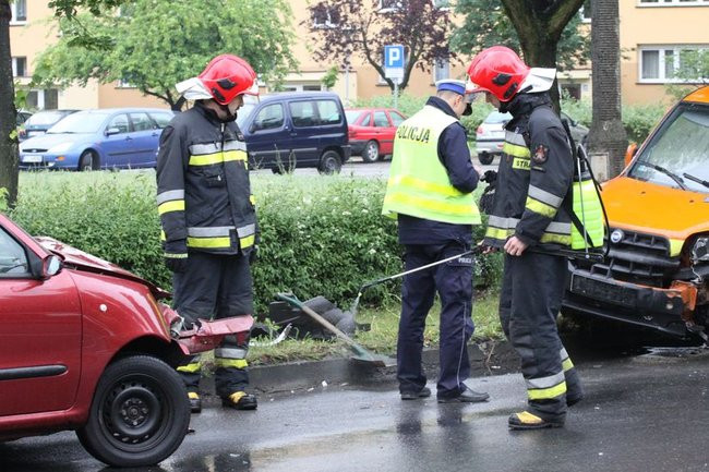 Dwie kolizje w tym samym miejscu (zdjęcia)