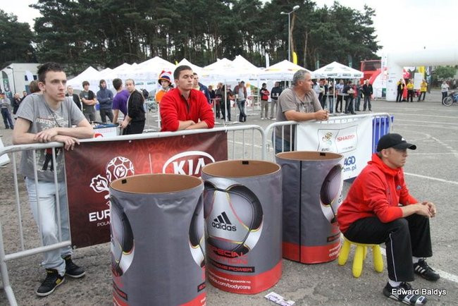 Pustki w Strefie Kibica (zdjęcia)