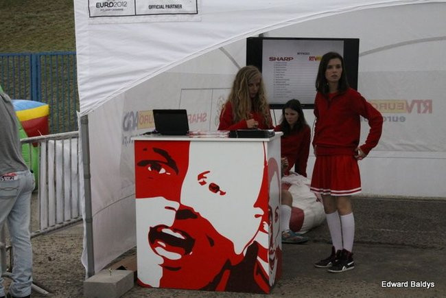 Pustki w Strefie Kibica (zdjęcia)