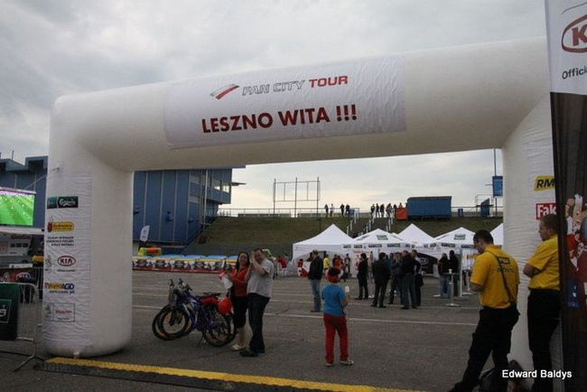 Pustki w Strefie Kibica (zdjęcia)