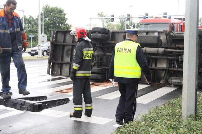Podnośnik przewrócił się na przejściu dla pieszych (dźwięk, wideo i zdjęcia)