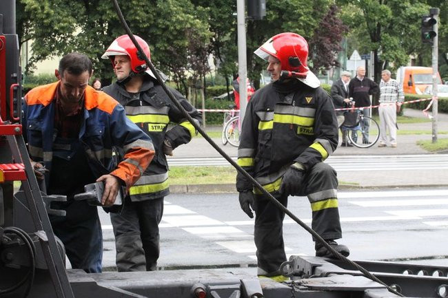 Podnośnik przewrócił się na przejściu dla pieszych (dźwięk, wideo i zdjęcia)