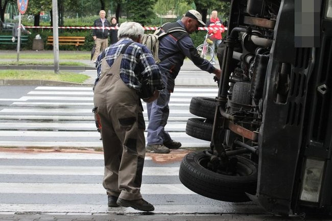 Podnośnik przewrócił się na przejściu dla pieszych (dźwięk, wideo i zdjęcia)