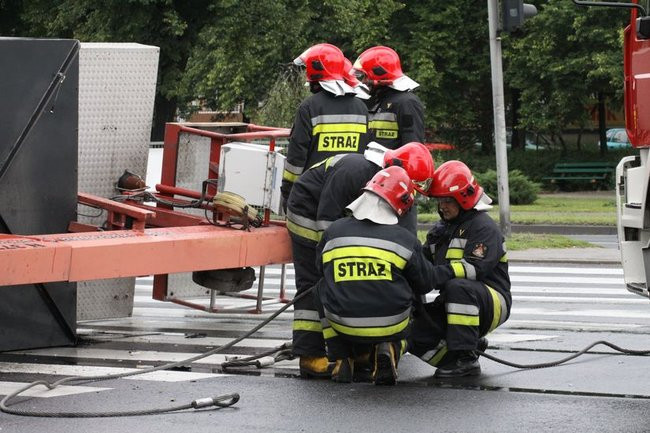 Podnośnik przewrócił się na przejściu dla pieszych (dźwięk, wideo i zdjęcia)