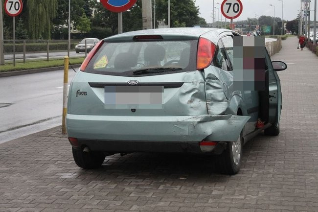 Podnośnik przewrócił się na przejściu dla pieszych (dźwięk, wideo i zdjęcia)