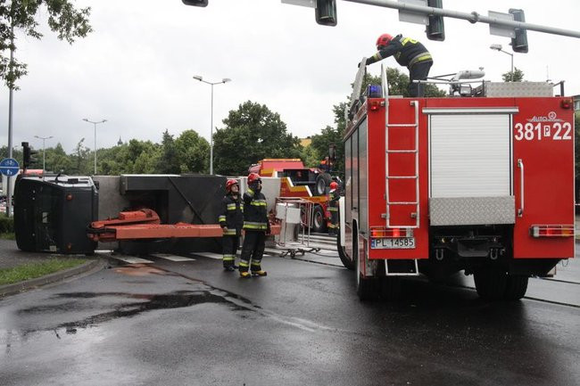 Podnośnik przewrócił się na przejściu dla pieszych (dźwięk, wideo i zdjęcia)