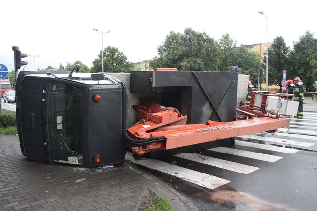 Podnośnik przewrócił się na przejściu dla pieszych (dźwięk, wideo i zdjęcia)