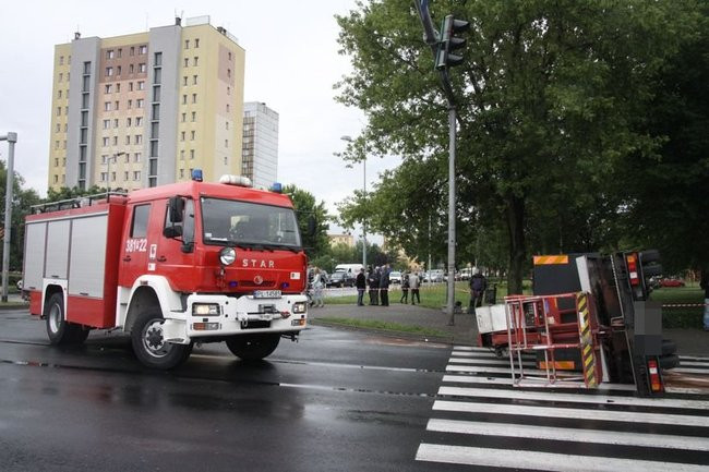 Podnośnik przewrócił się na przejściu dla pieszych (dźwięk, wideo i zdjęcia)