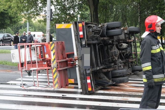 Podnośnik przewrócił się na przejściu dla pieszych (dźwięk, wideo i zdjęcia)