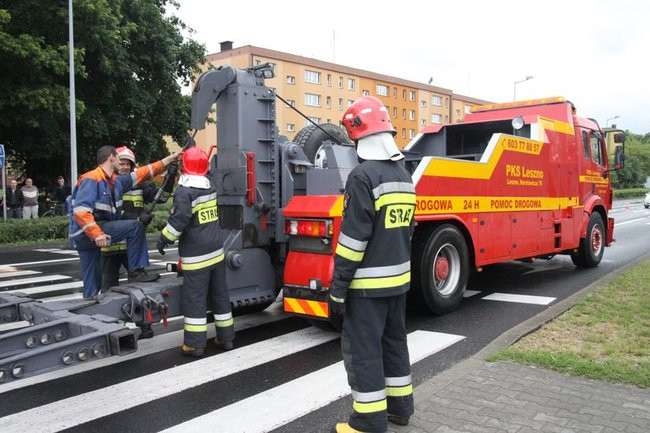 Podnośnik przewrócił się na przejściu dla pieszych (dźwięk, wideo i zdjęcia)