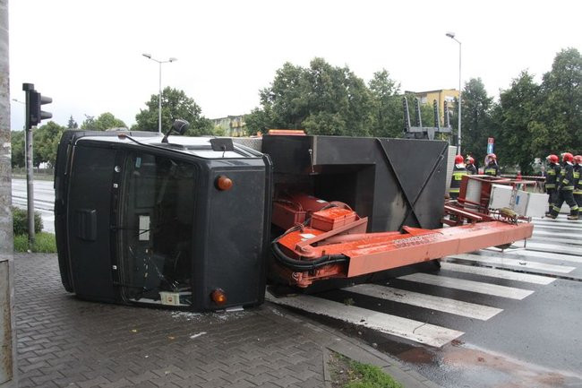 Podnośnik przewrócił się na przejściu dla pieszych (dźwięk, wideo i zdjęcia)