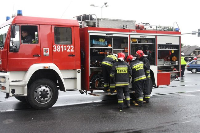 Podnośnik przewrócił się na przejściu dla pieszych (dźwięk, wideo i zdjęcia)