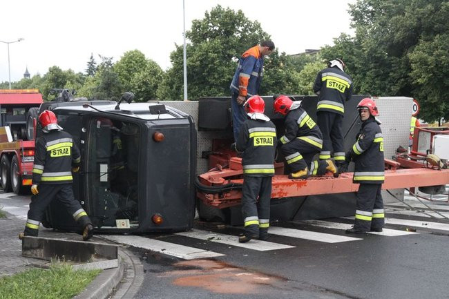 Podnośnik przewrócił się na przejściu dla pieszych (dźwięk, wideo i zdjęcia)