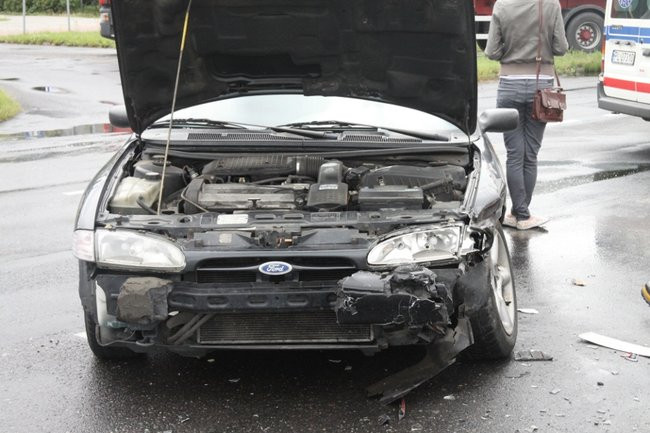 Volkswagen i ford uszkodzone po wypadku (zdjęcia)