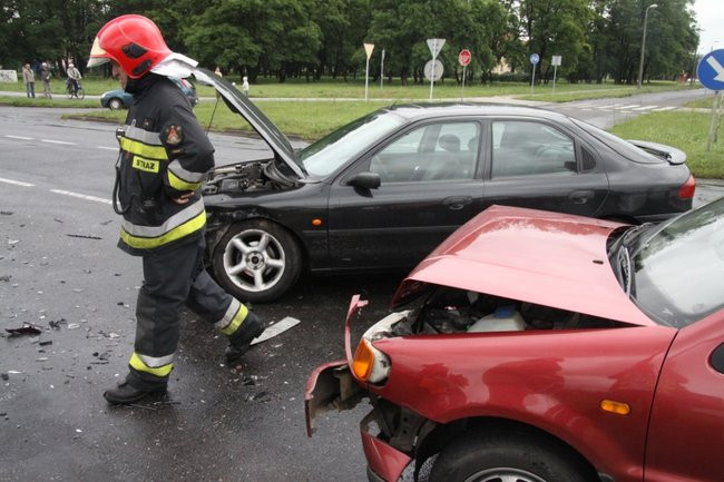 Volkswagen i ford uszkodzone po wypadku (zdjęcia)