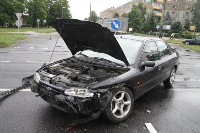 Volkswagen i ford uszkodzone po wypadku (zdjęcia)