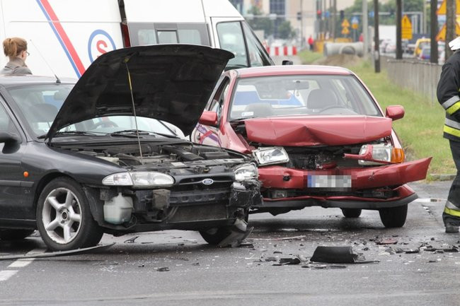 Volkswagen i ford uszkodzone po wypadku (zdjęcia)