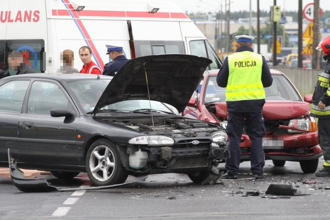 Volkswagen i ford uszkodzone po wypadku (zdjęcia)
