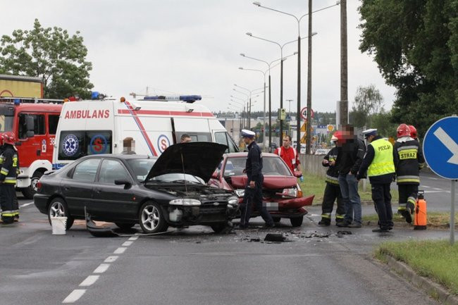 Volkswagen i ford uszkodzone po wypadku (zdjęcia)