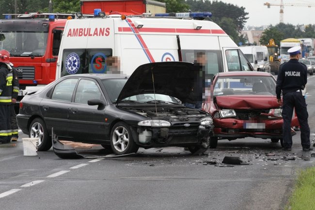 Volkswagen i ford uszkodzone po wypadku (zdjęcia)