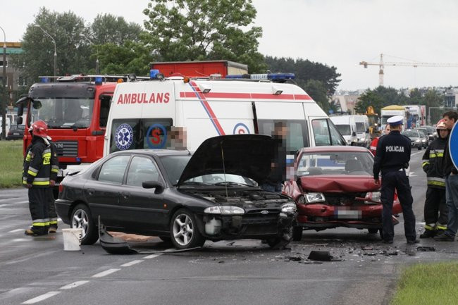 Volkswagen i ford uszkodzone po wypadku (zdjęcia)