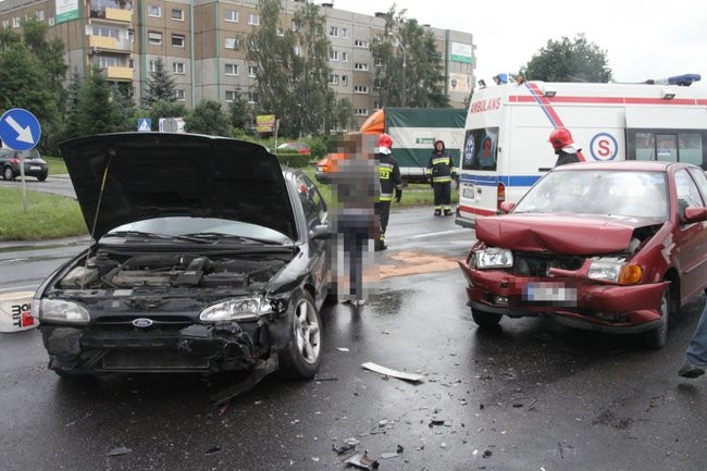 Volkswagen i ford uszkodzone po wypadku (zdjęcia)