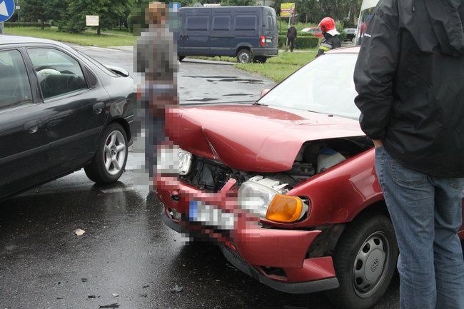 Volkswagen i ford uszkodzone po wypadku (zdjęcia)