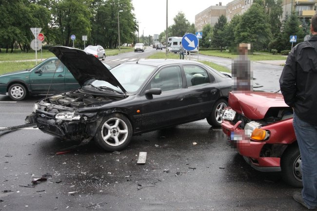 Volkswagen i ford uszkodzone po wypadku (zdjęcia)
