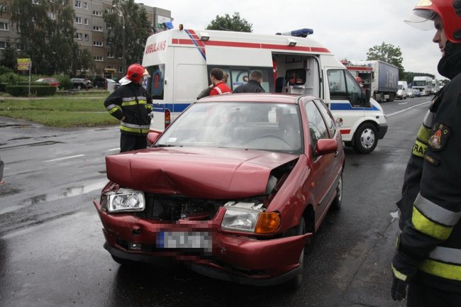 Volkswagen i ford uszkodzone po wypadku (zdjęcia)