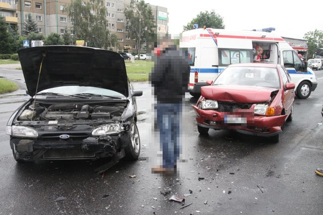 Volkswagen i ford uszkodzone po wypadku (zdjęcia)