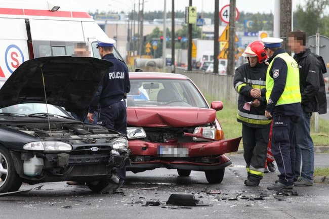 Volkswagen i ford uszkodzone po wypadku (zdjęcia)