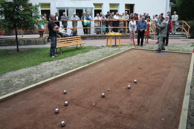Seniorzy grają w boule (zdjęcia)