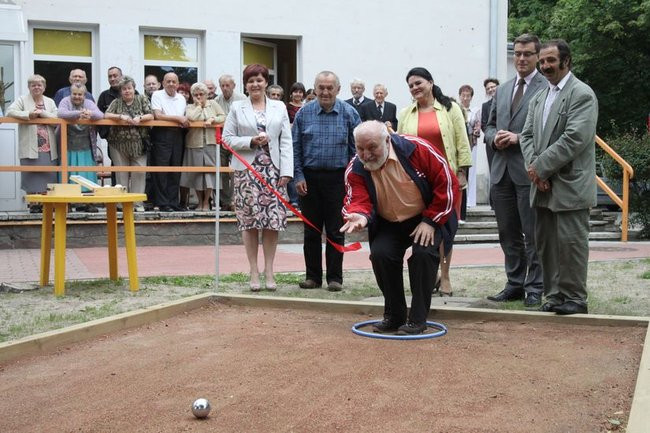 Seniorzy grają w boule (zdjęcia)