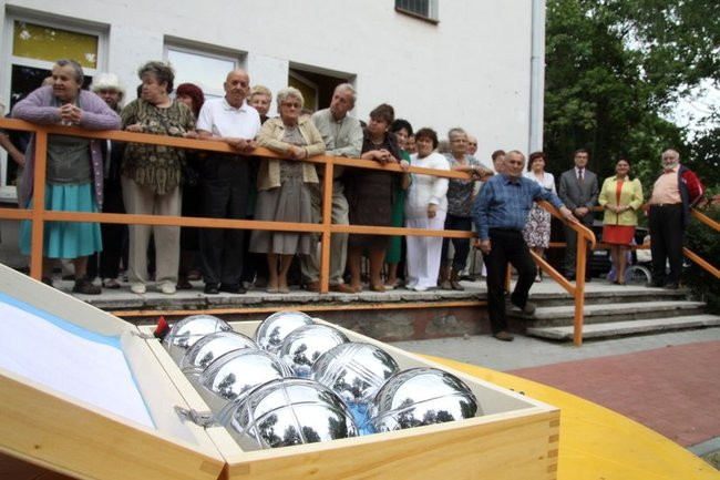 Seniorzy grają w boule (zdjęcia)