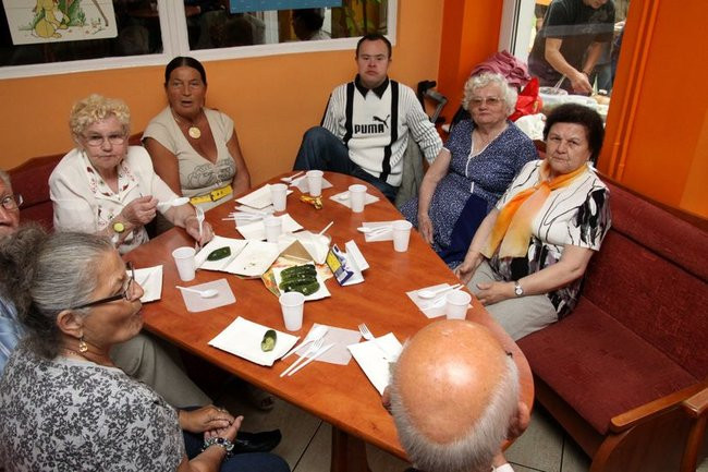 Seniorzy grają w boule (zdjęcia)