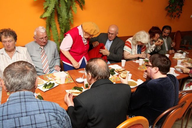 Seniorzy grają w boule (zdjęcia)