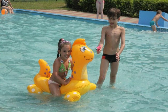 Tłumy na basenie (zdjęcia)