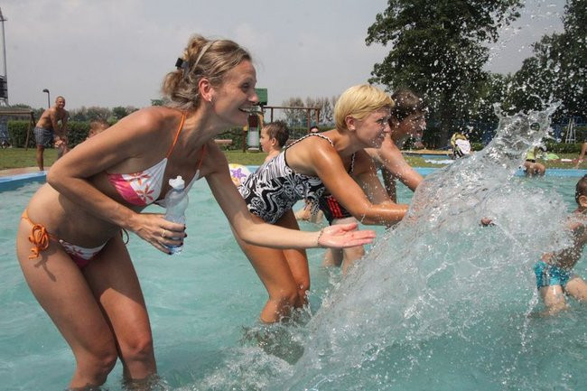 Tłumy na basenie (zdjęcia)