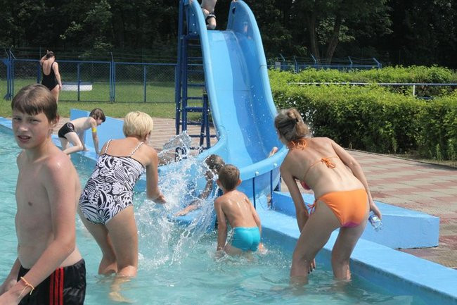 Tłumy na basenie (zdjęcia)